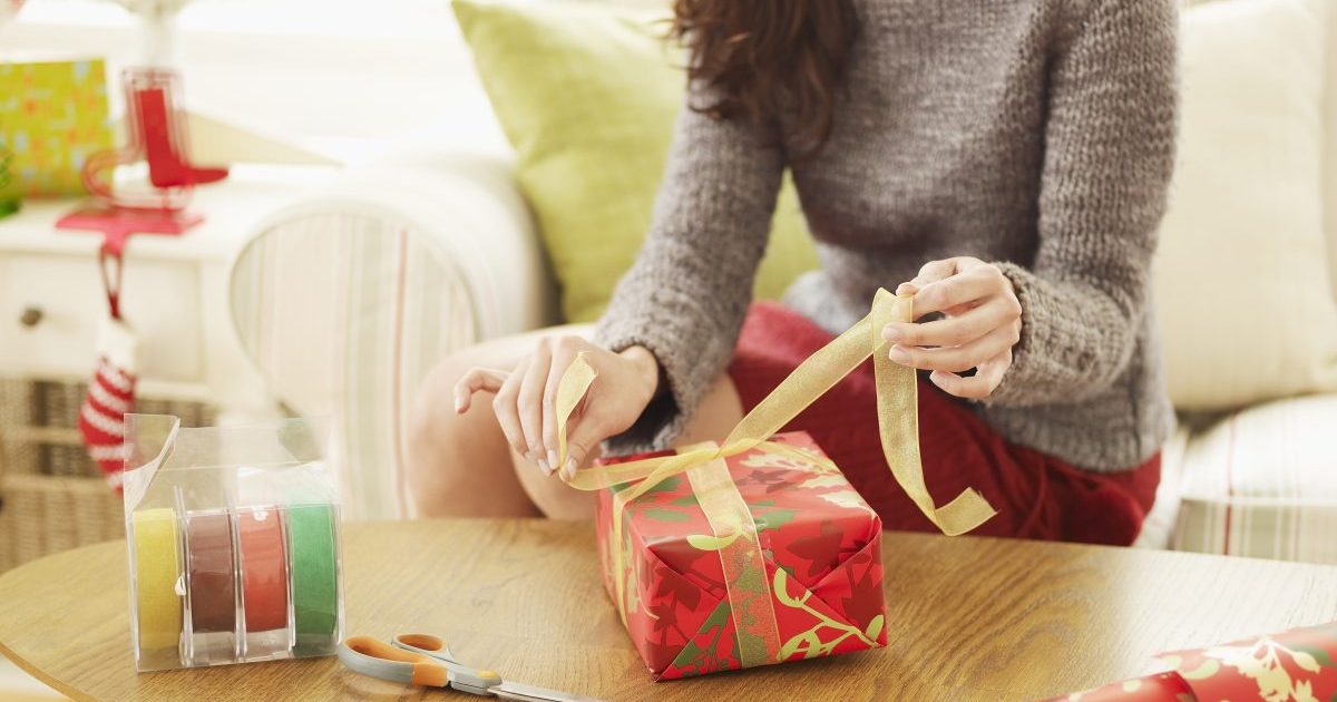 подарки для детей. Preparing present. подарки на рождество детям. подарок. радушный подарок.