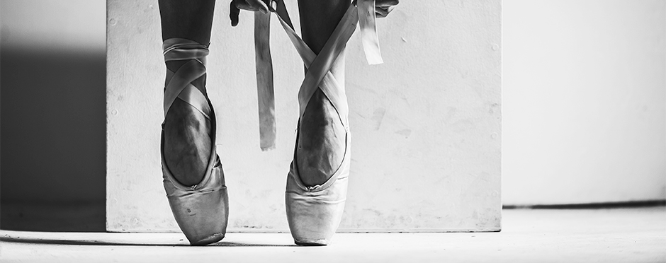 ballerina feet in pointe shoes